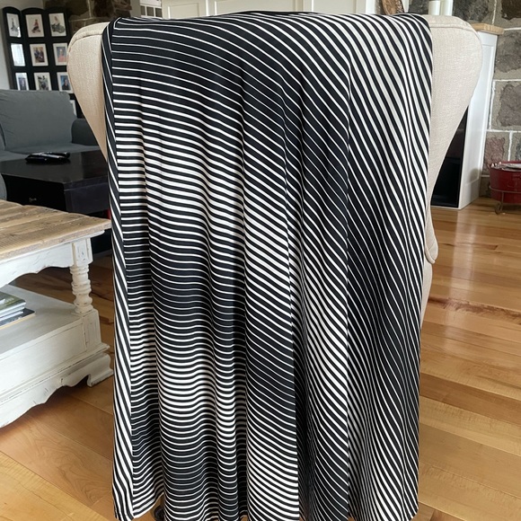 Stretchy full length skirt. Size Medium. - Picture 4 of 4